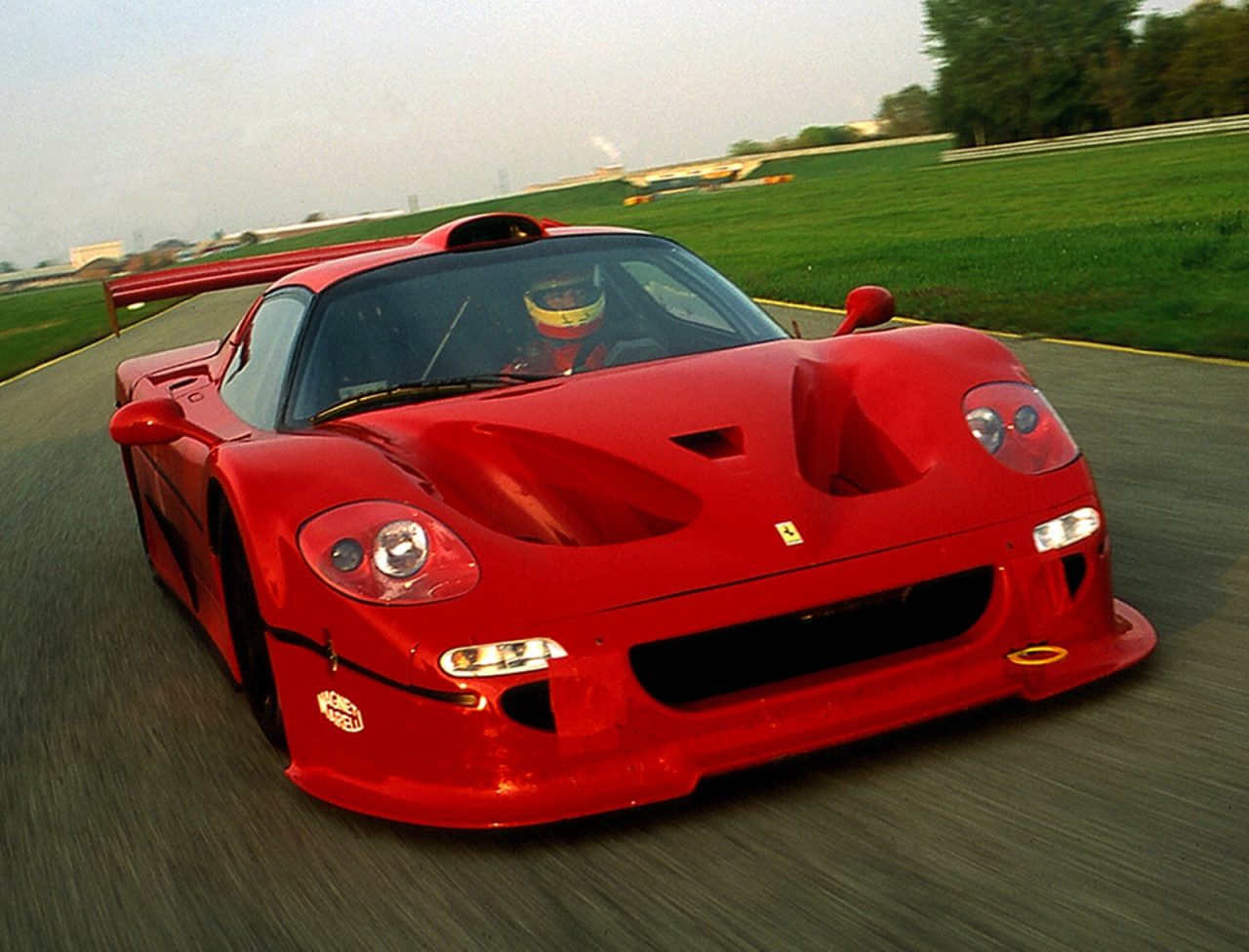 Uno de los tres únicos Ferrari F50 GT1 se pone en forma en el circuito