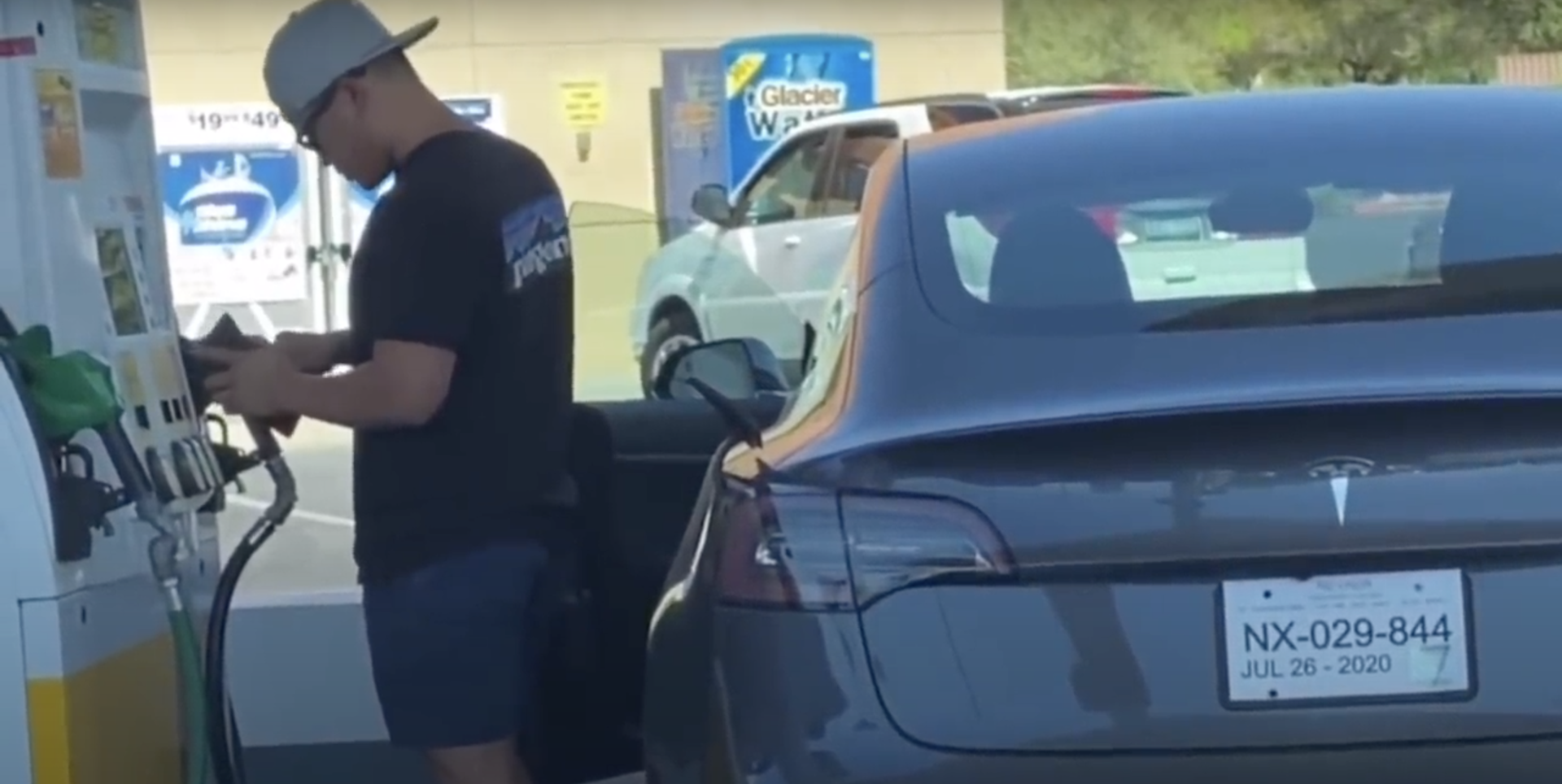 Tesla Model 3 Gasolinera 2